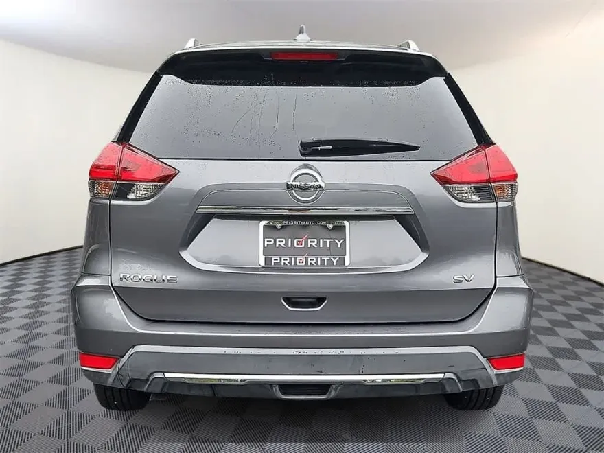 2017 Nissan Rogue SV photo 1