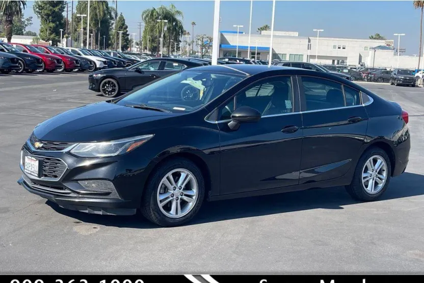 2017 Chevrolet Cruze LT photo 1
