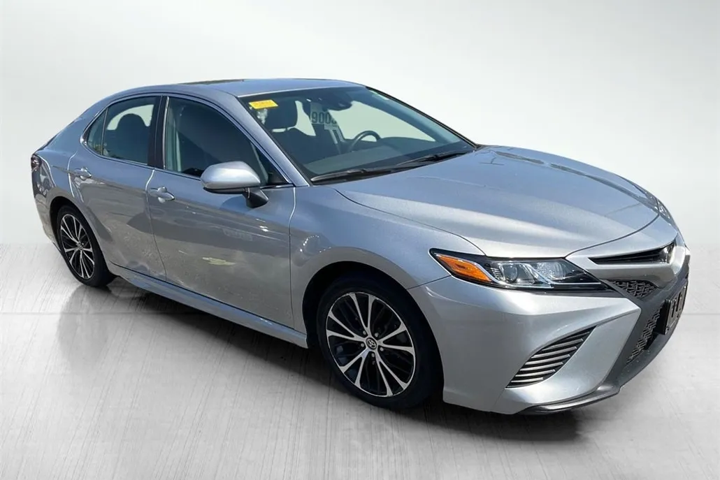 2020 Toyota Camry SE photo 1