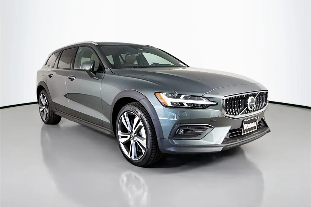2026 Volvo V60 Cross Country B5 Plus photo 1