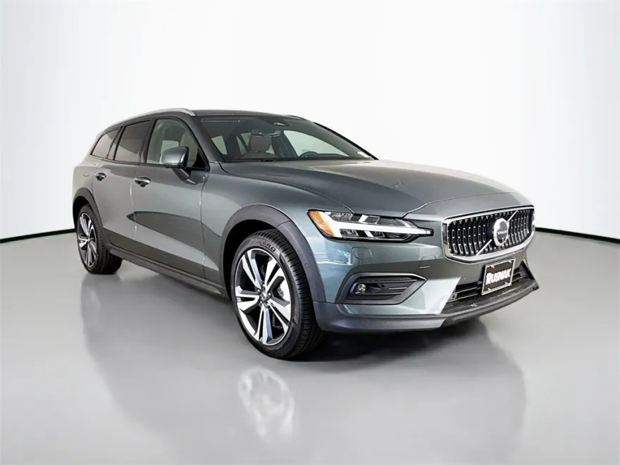 2026 Volvo V60 Cross Country B5 Plus photo 1