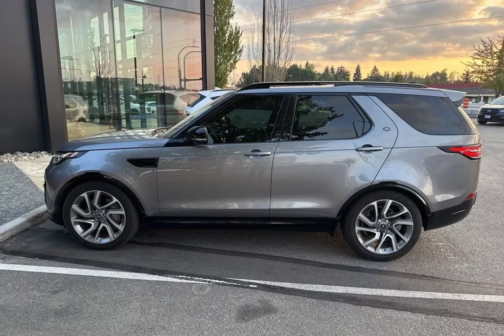 2020 Land Rover Discovery Landmark photo 1