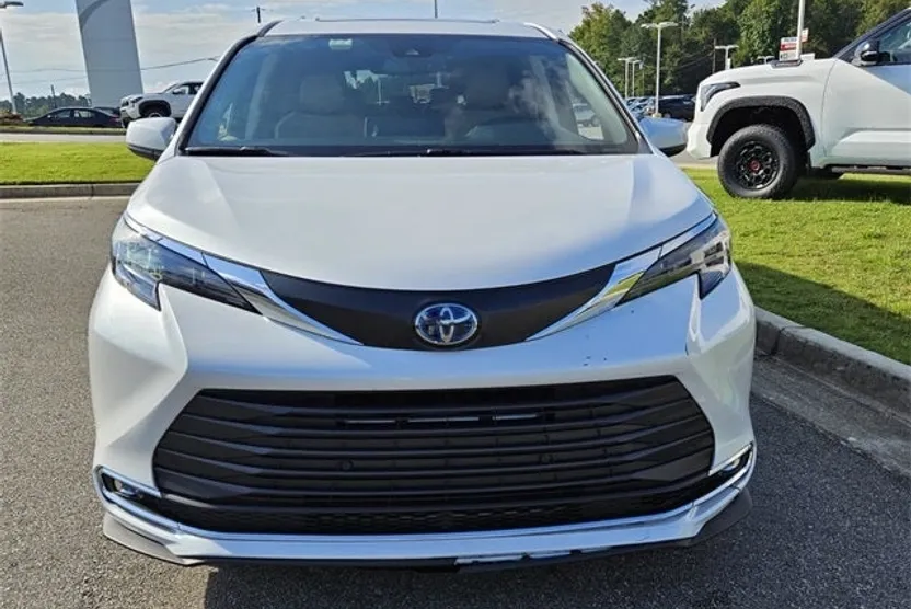 2024 Toyota Sienna XLE photo 1