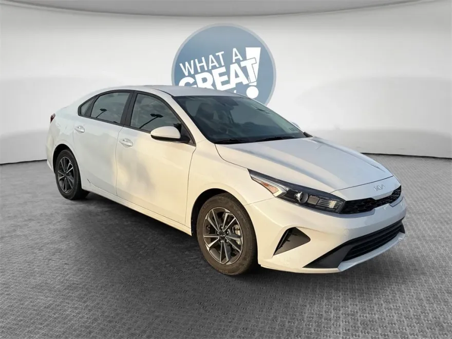 2023 Kia Forte LXS photo 1