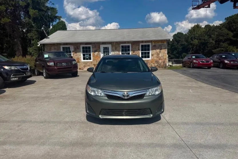 2012 Toyota Camry LE photo 1