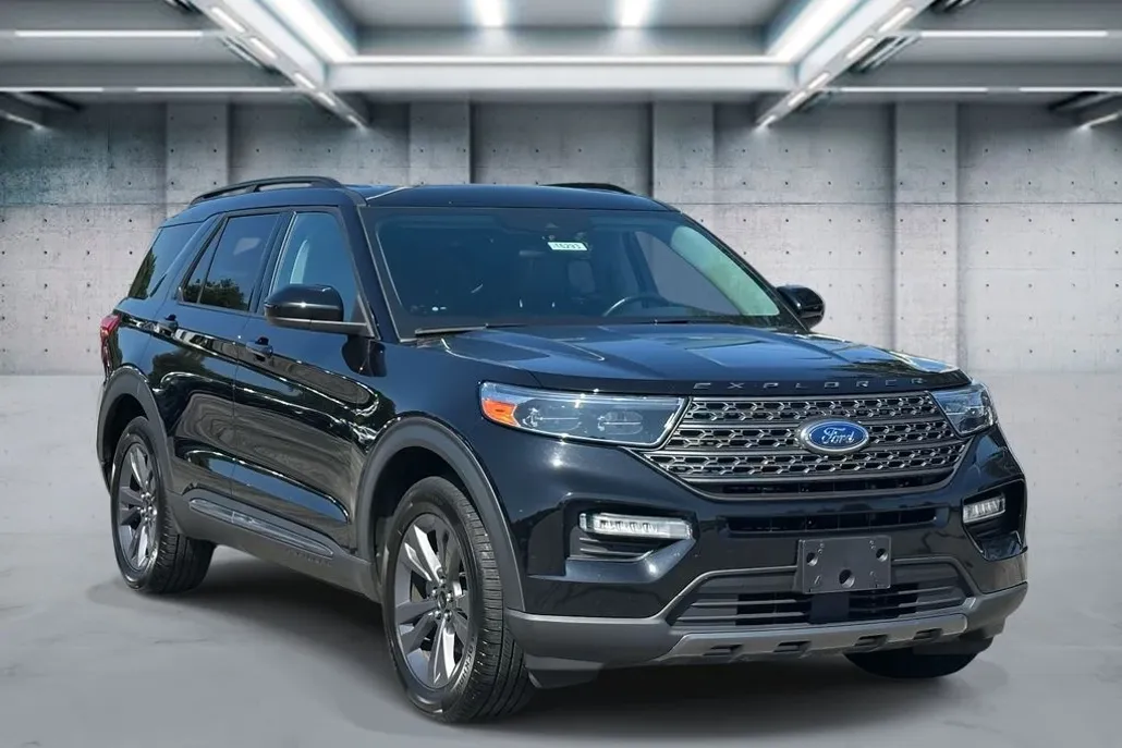 2022 Ford Explorer XLT photo 1