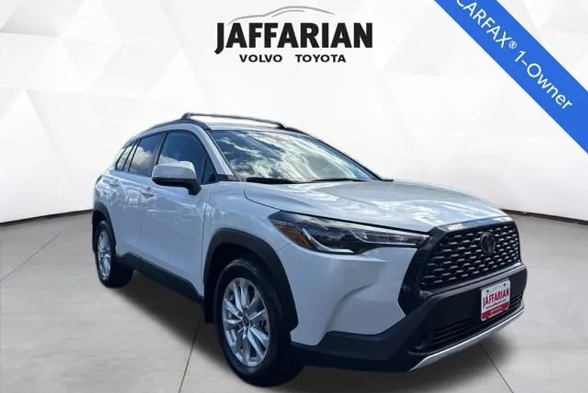2023 Toyota Corolla Cross LE photo 1