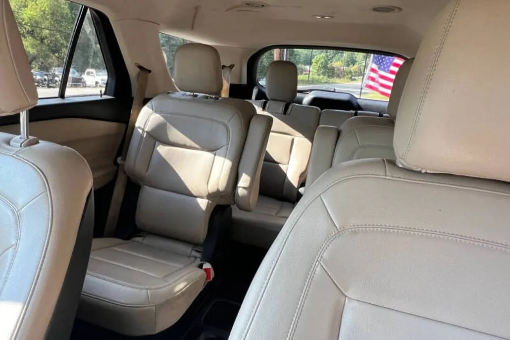 2020 Ford Explorer XLT photo 1