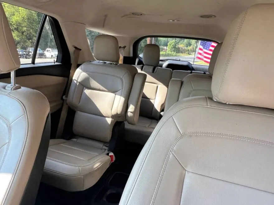 2020 Ford Explorer XLT photo 1