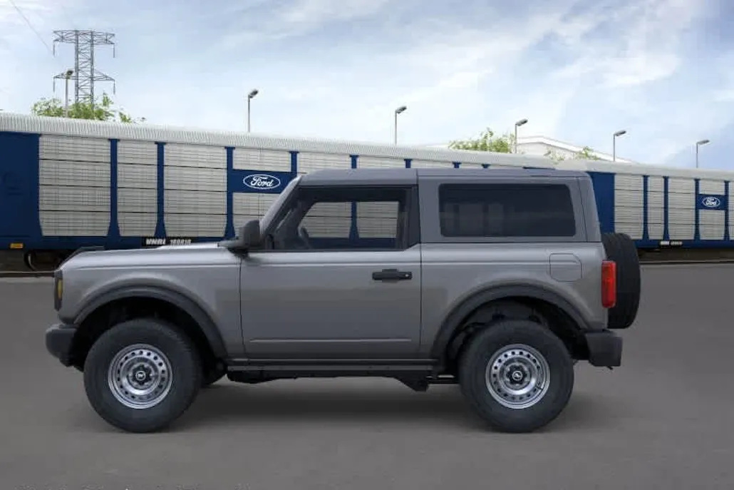 2025 Ford Bronco Base photo 1