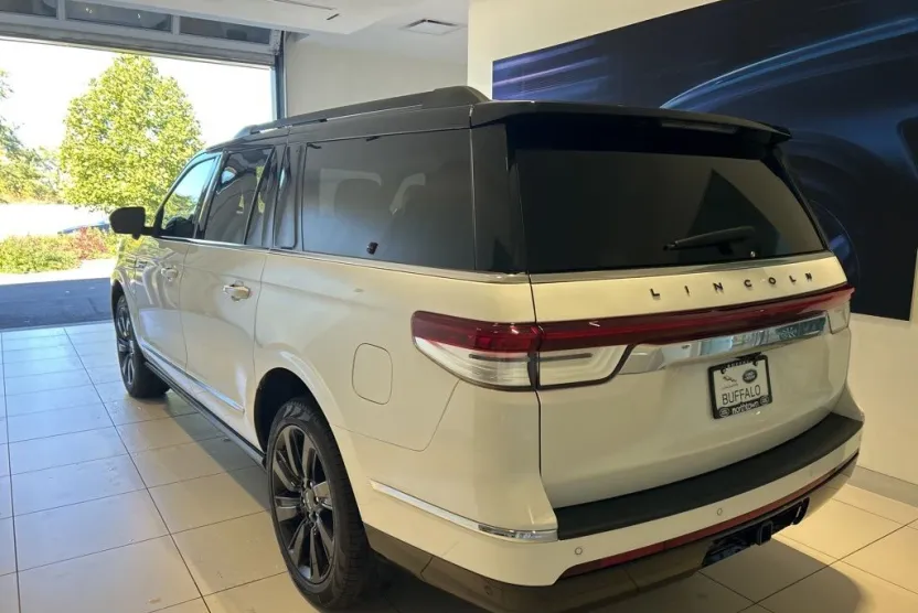 2023 Lincoln Navigator Black Label photo 1