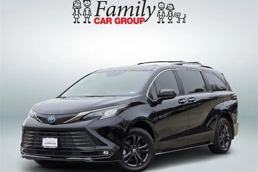 2024 Toyota Sienna Woodland Edition photo 1
