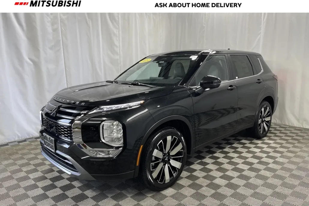 2025 Mitsubishi Outlander SE photo 1