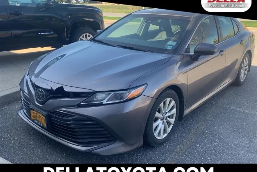 2018 Toyota Camry LE photo 1