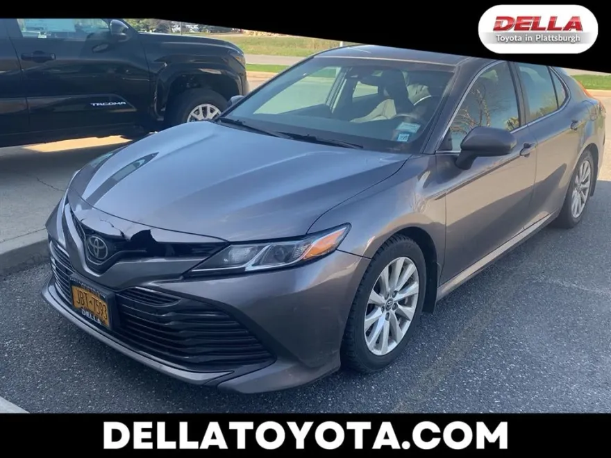 2018 Toyota Camry LE photo 1