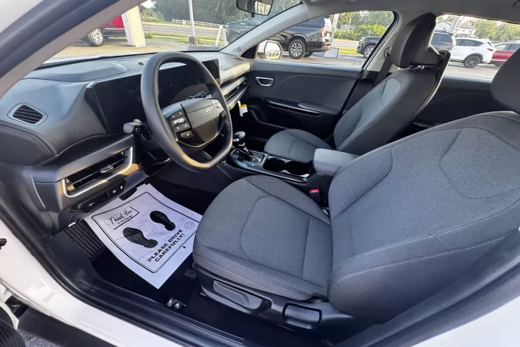 2025 Kia K4 LXS photo 1