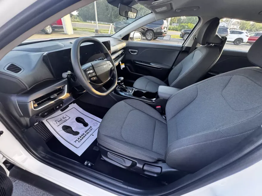 2025 Kia K4 LXS photo 1