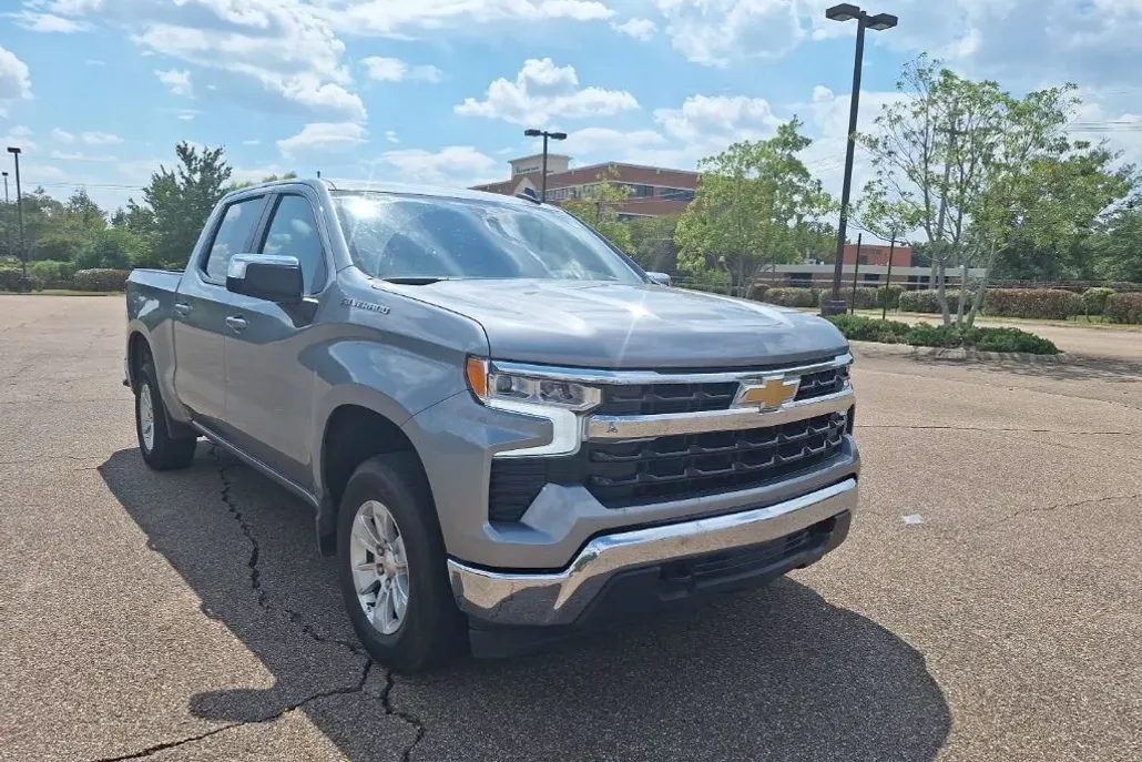 2025 Chevrolet Silverado 1500 LT photo 1