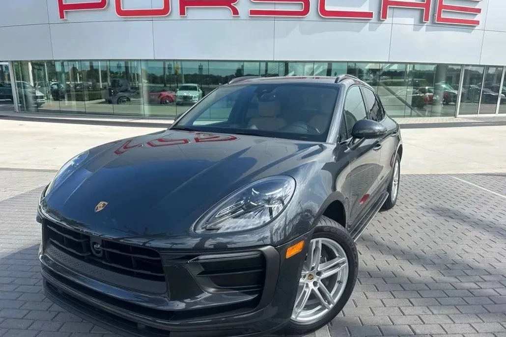 2025 Porsche Macan T photo 1