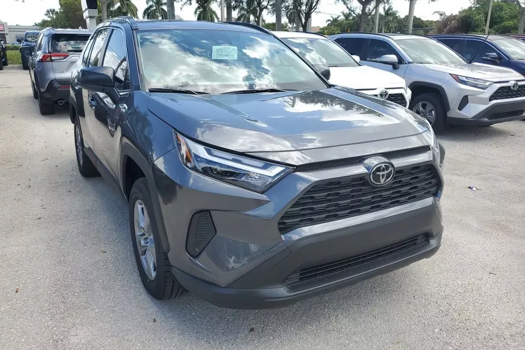 2025 Toyota RAV4 Hybrid LE photo 1