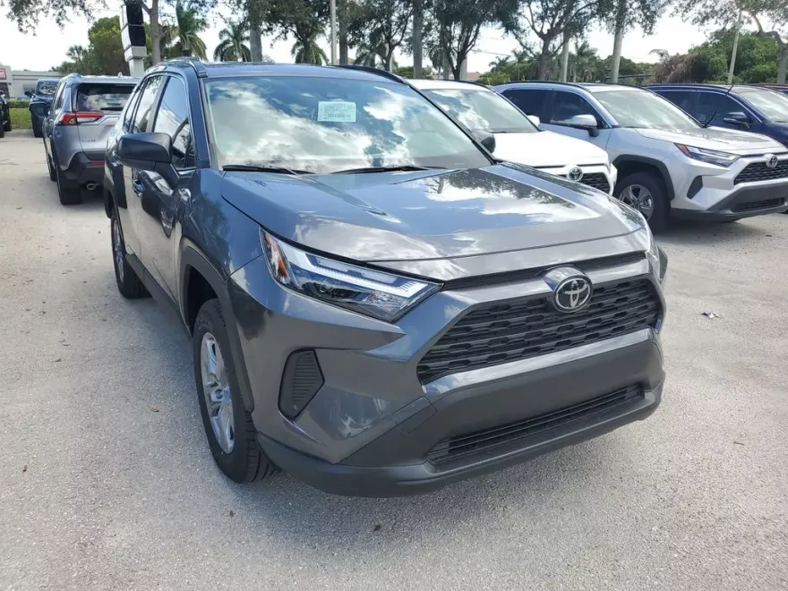 2025 Toyota RAV4 Hybrid LE photo 1