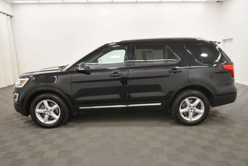 2017 Ford Explorer XLT photo 1
