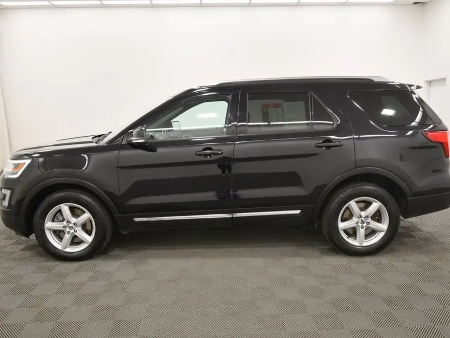 2017 Ford Explorer XLT photo 1