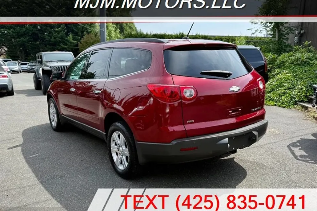 2011 Chevrolet Traverse 2LT photo 1