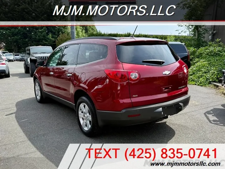 2011 Chevrolet Traverse 2LT photo 1