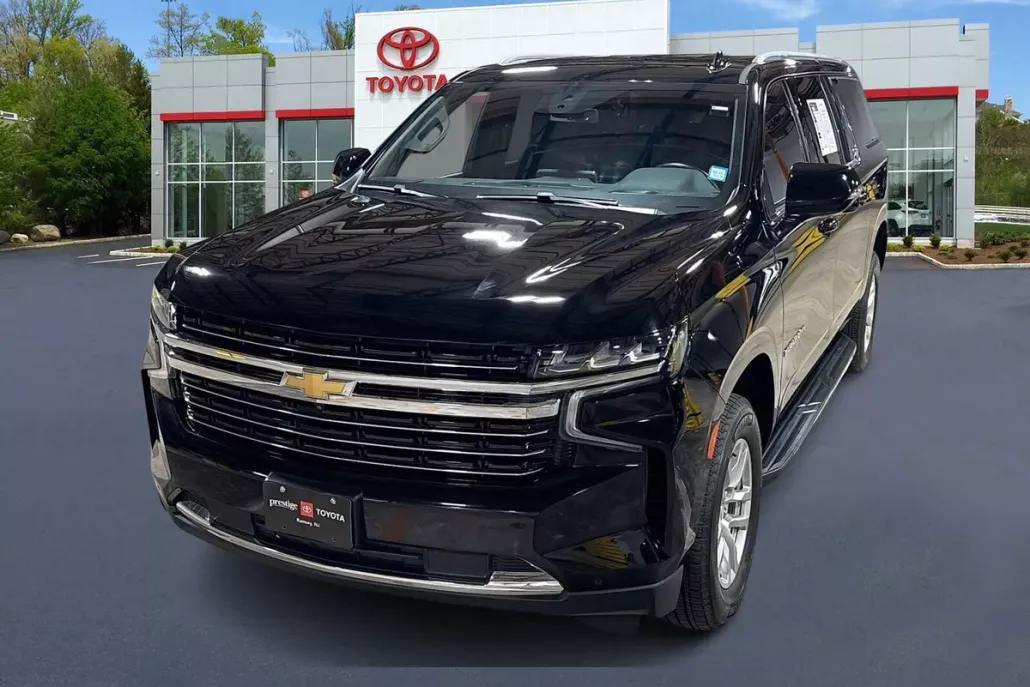 2022 Chevrolet Suburban LT photo 1