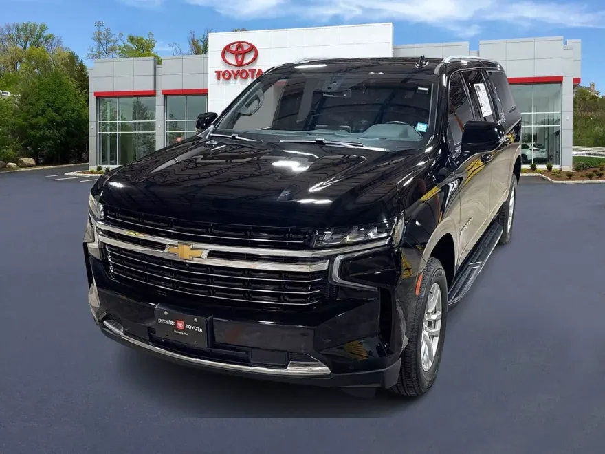 2022 Chevrolet Suburban LT photo 1