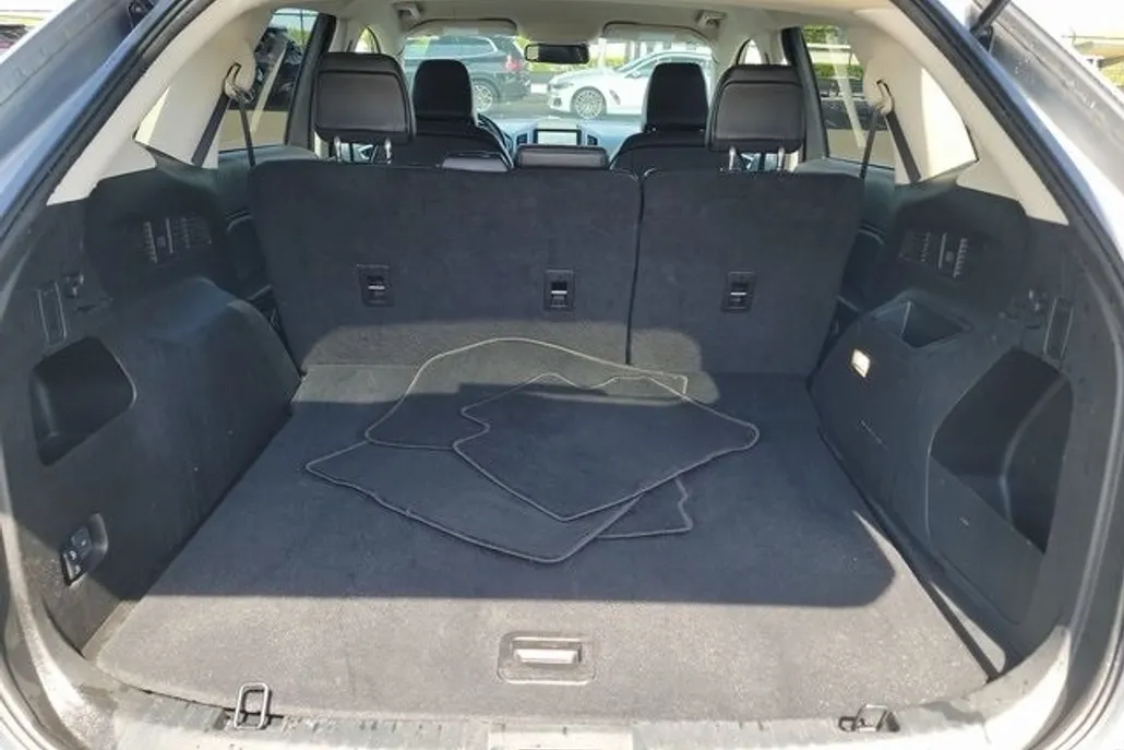 2023 Ford Edge SEL photo 1