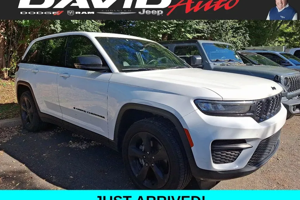 2023 Jeep Grand Cherokee Laredo Altitude photo 1