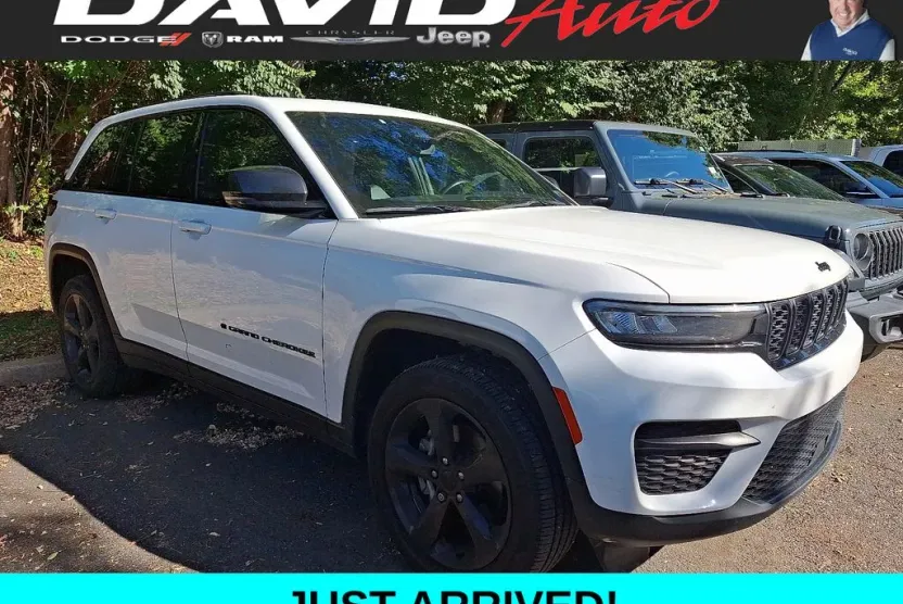 2023 Jeep Grand Cherokee Laredo Altitude photo 1