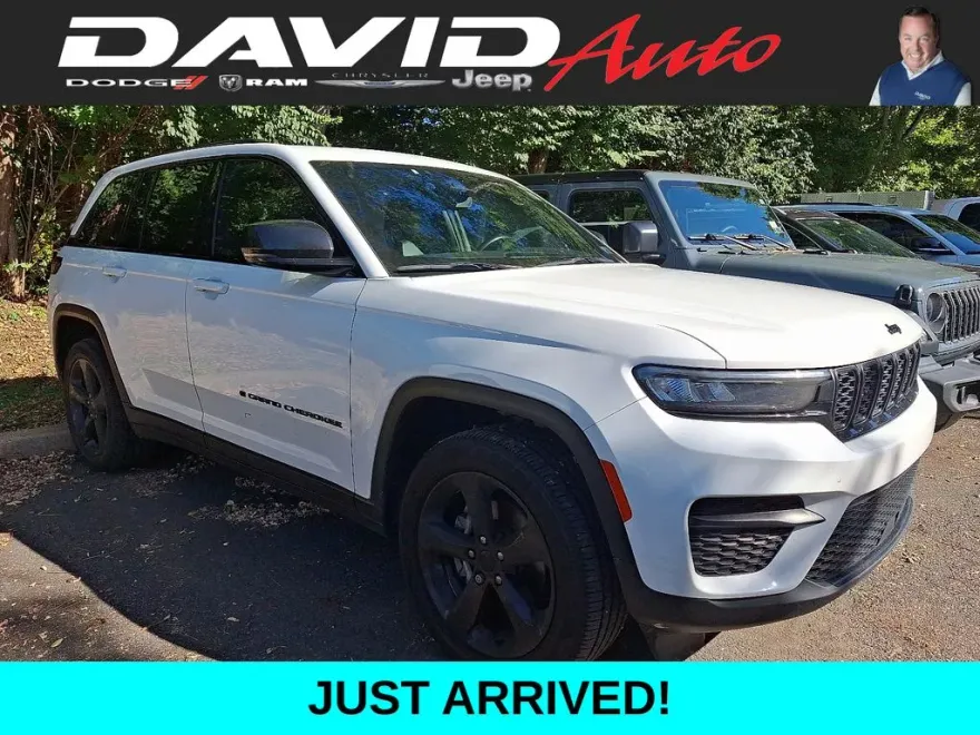 2023 Jeep Grand Cherokee Laredo Altitude photo 1