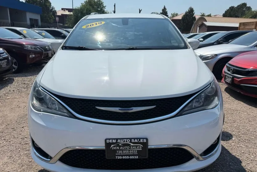 2019 Chrysler Pacifica Touring L photo 1