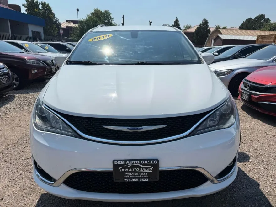 2019 Chrysler Pacifica Touring L photo 1