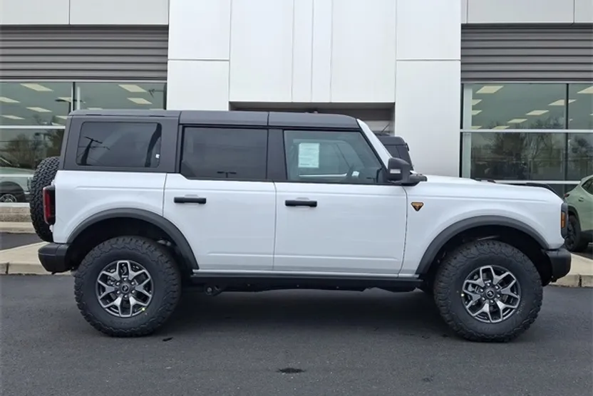 2025 Ford Bronco Badlands photo 1