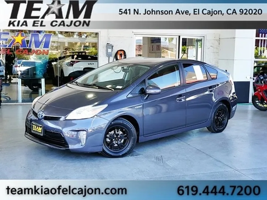 2014 Toyota Prius Three photo 1