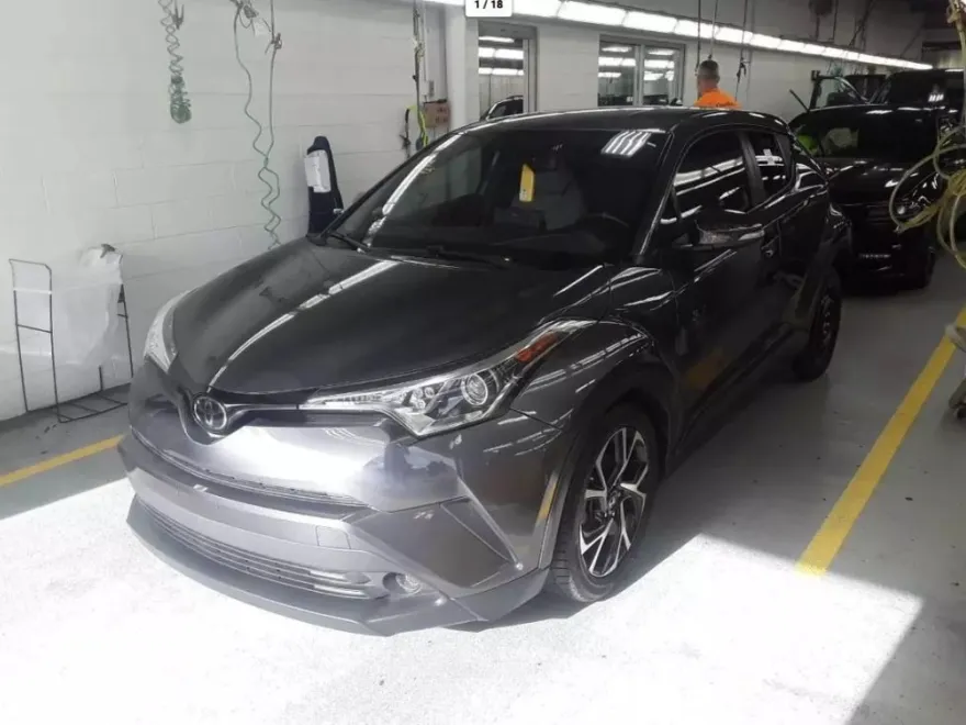 2019 Toyota C-HR XLE photo 1