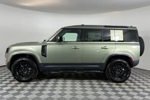 2025 Land Rover Defender 110 S photo 3