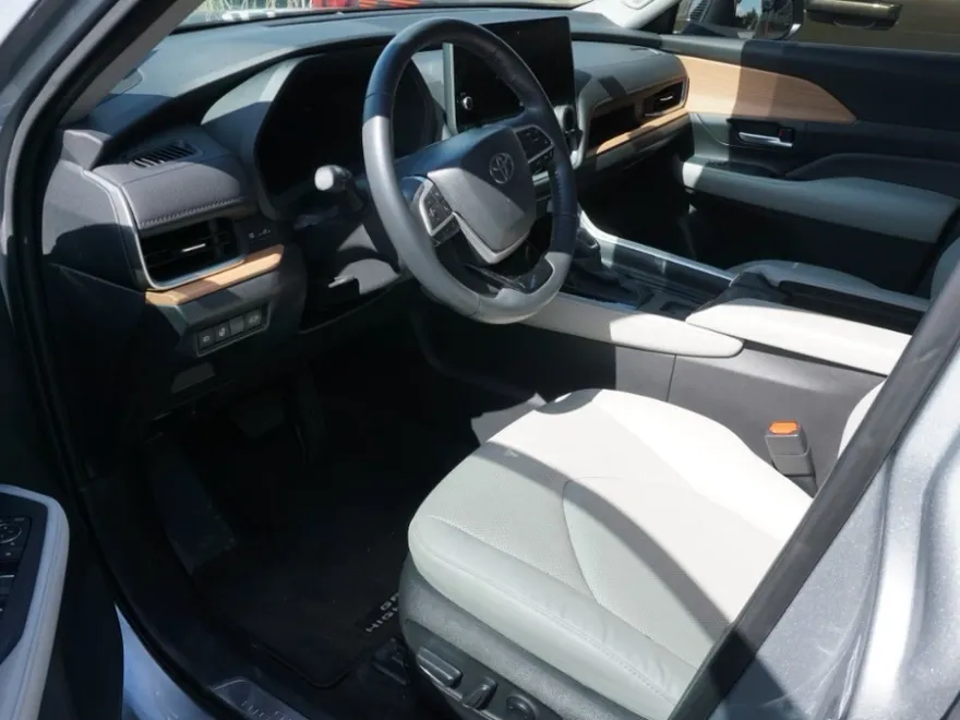 2024 Toyota Grand Highlander Limited photo 1
