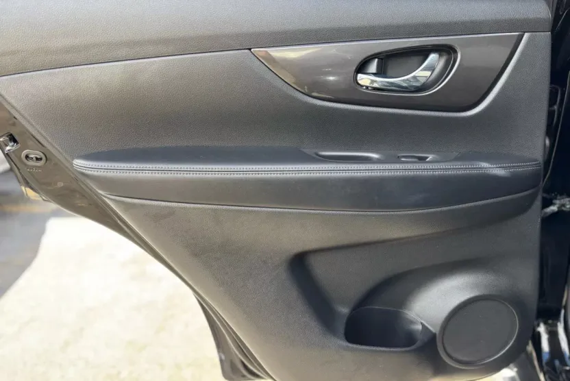 2020 Nissan Rogue SV photo 1