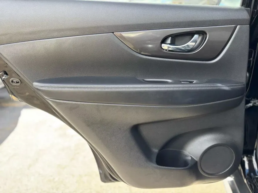 2020 Nissan Rogue SV photo 1