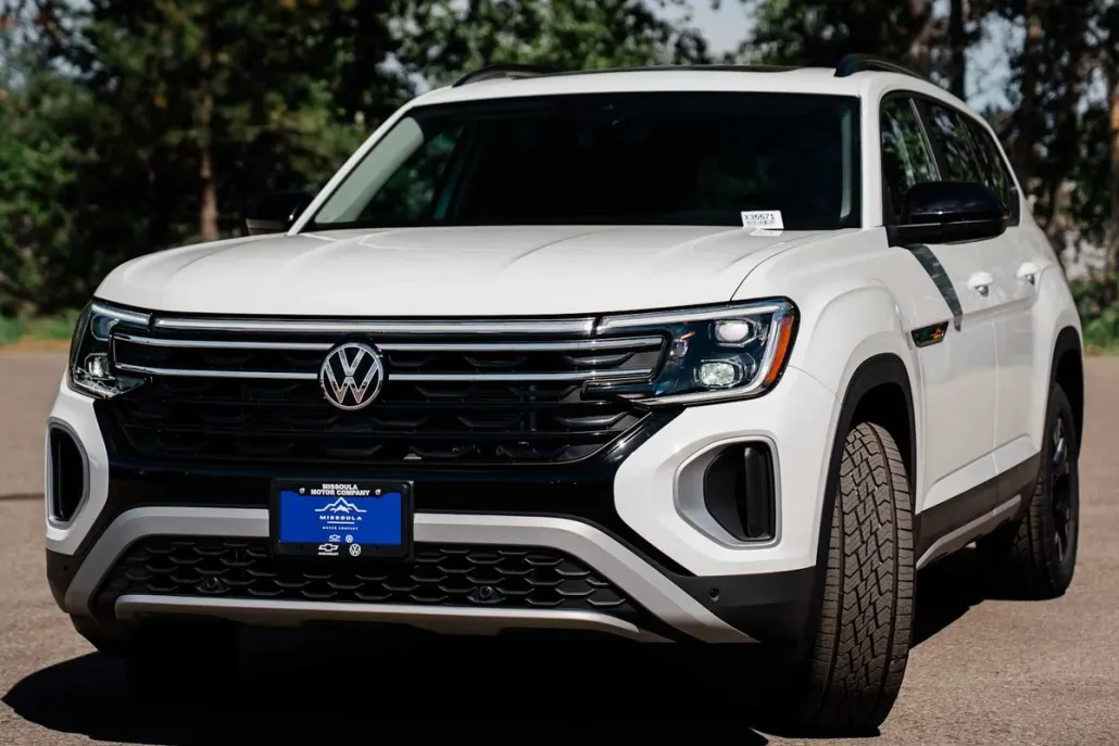 2025 Volkswagen Atlas SE Technology Peak Edition photo 1