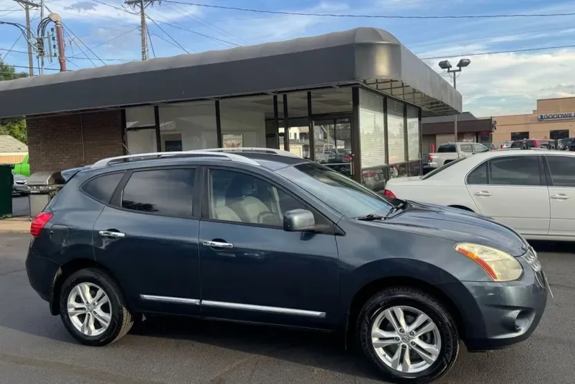 2013 Nissan Rogue SV photo 1