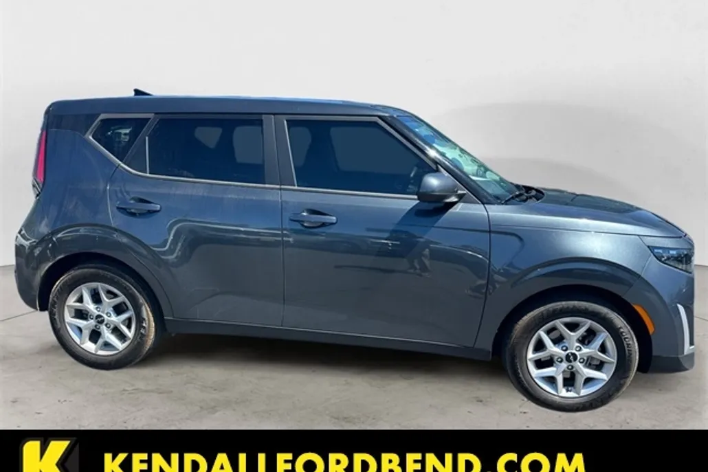 2023 Kia Soul LX photo 1