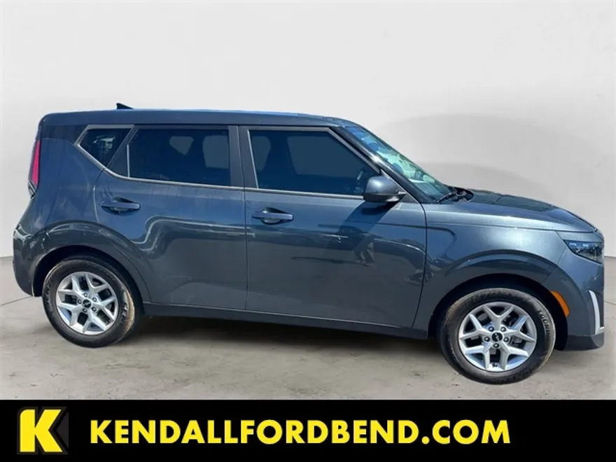 2023 Kia Soul LX photo 1