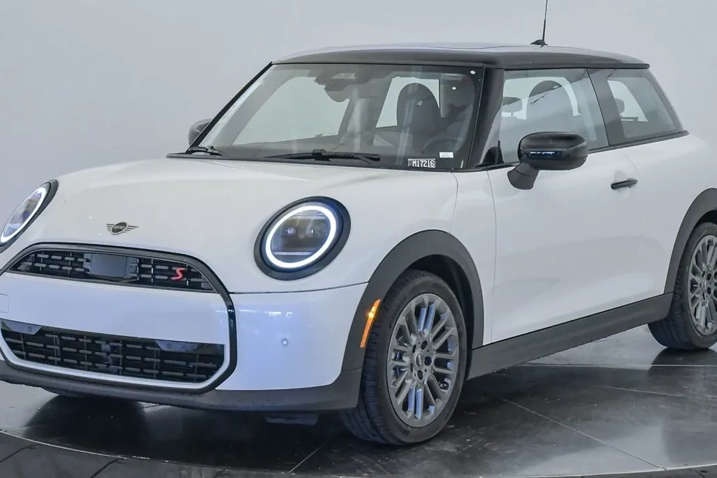 2025 Mini Cooper Signature photo 1