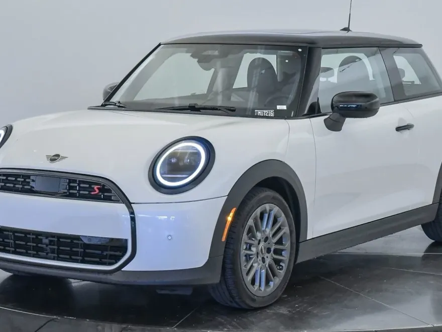 2025 Mini Cooper Signature photo 1